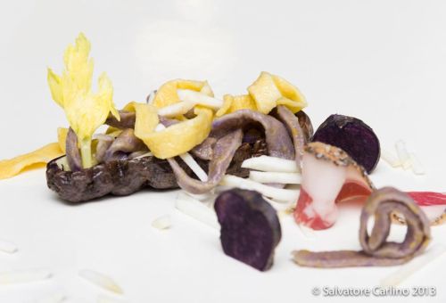 Cestino di patate viola con fettuccine gialle